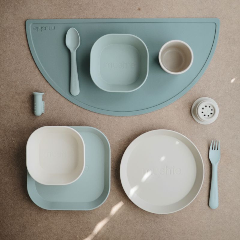 https://lacabanedeslutins.be/wp-content/uploads/2021/03/set-de-table-cambridge-blue.jpg