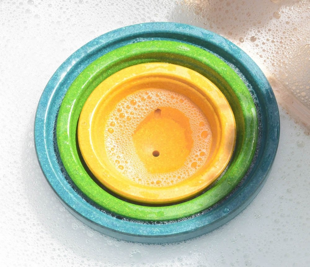 https://lacabanedeslutins.be/wp-content/uploads/2021/04/plan-toys-fountain-bowl-set-babipur.jpeg