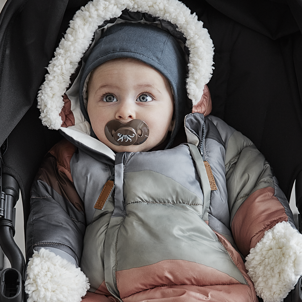 https://lacabanedeslutins.be/wp-content/uploads/2021/05/baby-overall-winter-bonet-pacifier-AW20-elodie-details-lifestyle_1000px.png