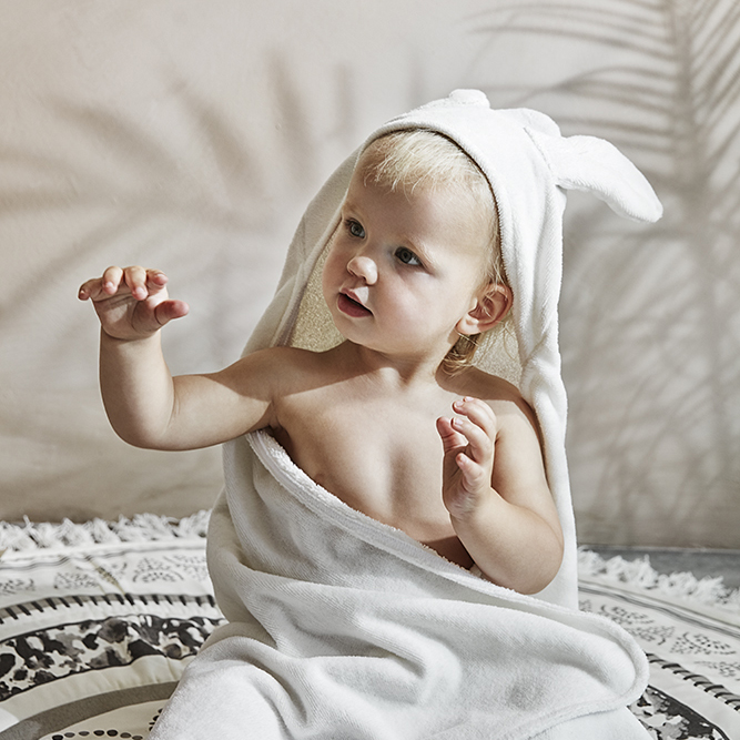 https://lacabanedeslutins.be/wp-content/uploads/2021/01/hooded-towel-vanilla-white-bunny-elodie-details-SS20-lifestyle_1_70660126102NA_web.jpg